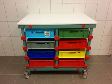 Mesa de preparação móvel com 8 tabuleiros, 1000x660x920 mm (por unidade)